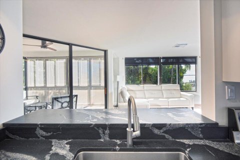 Condo in Stuart, Florida, 2 bedrooms  № 2082338 - photo 18