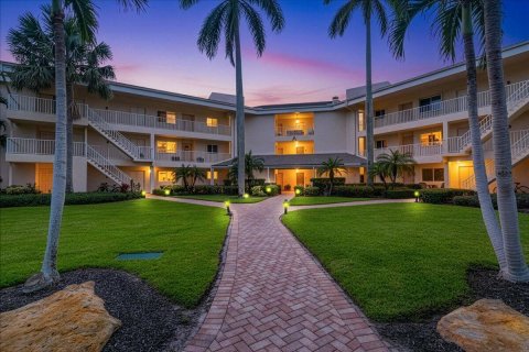 Condo in Stuart, Florida, 2 bedrooms  № 2082338 - photo 2
