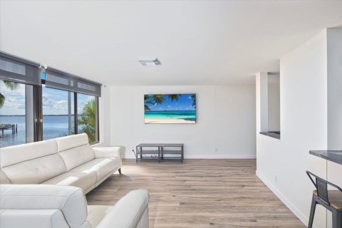 Condo in Stuart, Florida, 2 bedrooms  № 2082338 - photo 7