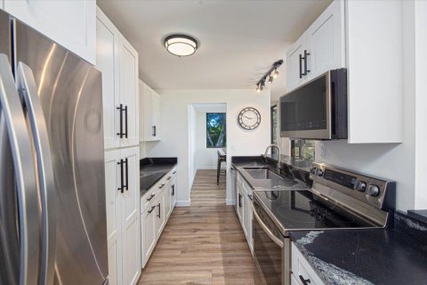 Condo in Stuart, Florida, 2 bedrooms  № 2082338 - photo 16