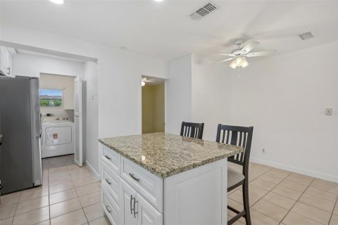 House in Pinellas Park, Florida 3 bedrooms, 124.49 sq.m. № 2201584 - photo 13