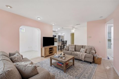 House in Pinellas Park, Florida 3 bedrooms, 124.49 sq.m. № 2201584 - photo 10