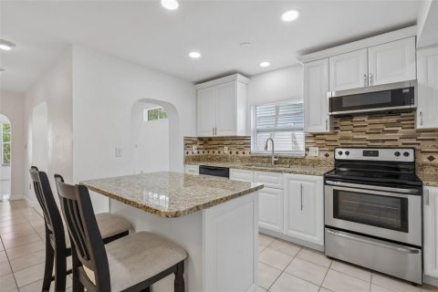 House in Pinellas Park, Florida 3 bedrooms, 124.49 sq.m. № 2201584 - photo 15