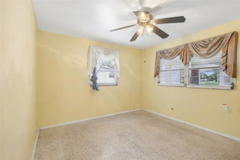 House in Pinellas Park, Florida 3 bedrooms, 124.49 sq.m. № 2201584 - photo 24