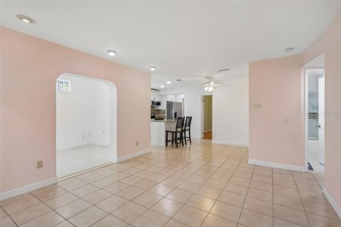 House in Pinellas Park, Florida 3 bedrooms, 124.49 sq.m. № 2201584 - photo 11