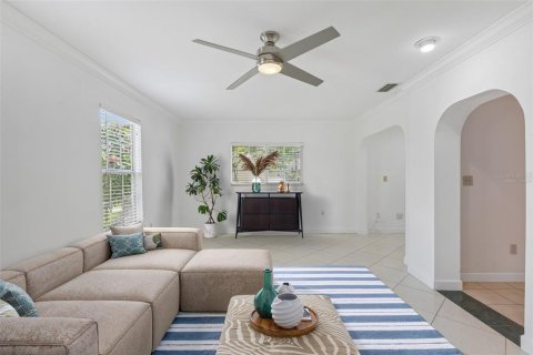 House in Pinellas Park, Florida 3 bedrooms, 124.49 sq.m. № 2201584 - photo 6