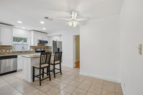 House in Pinellas Park, Florida 3 bedrooms, 124.49 sq.m. № 2201584 - photo 14