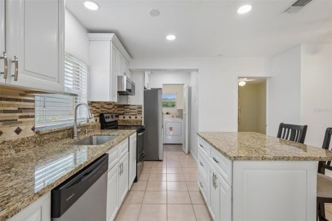 House in Pinellas Park, Florida 3 bedrooms, 124.49 sq.m. № 2201584 - photo 12