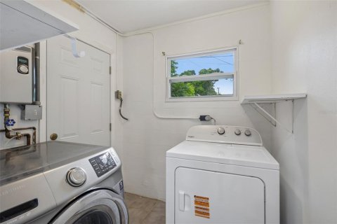 House in Pinellas Park, Florida 3 bedrooms, 124.49 sq.m. № 2201584 - photo 16