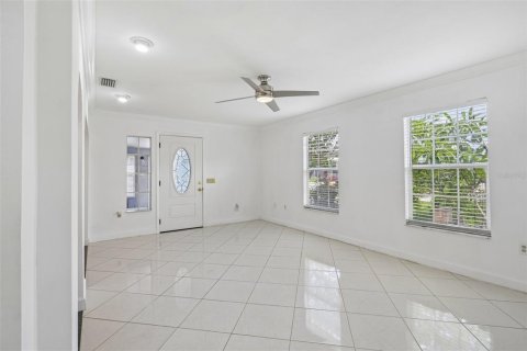 House in Pinellas Park, Florida 3 bedrooms, 124.49 sq.m. № 2201584 - photo 5