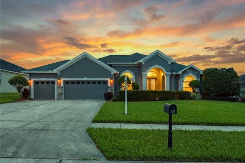 House in Auburndale, Florida 4 bedrooms, 272.39 sq.m. № 2344498