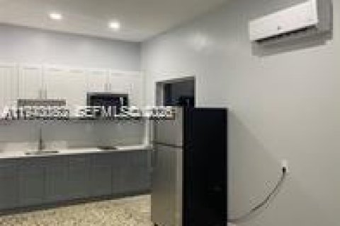 House in Hialeah, Florida 1 bedroom, 148.36 sq.m. № 1997345