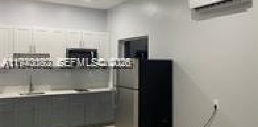 House in Hialeah, Florida 1 bedroom, 148.36 sq.m. № 1997345
