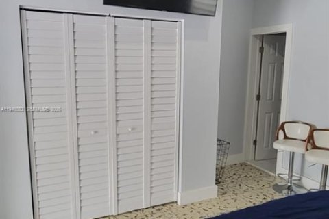 House in Hialeah, Florida 1 bedroom, 148.36 sq.m. № 1997345 - photo 5