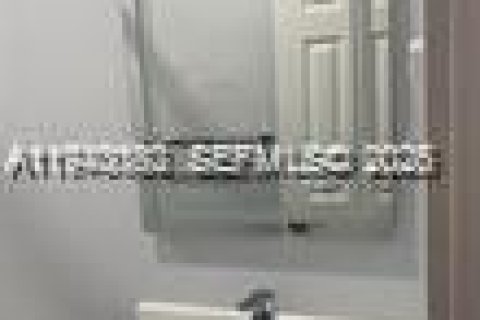 House in Hialeah, Florida 1 bedroom, 148.36 sq.m. № 1997345 - photo 3