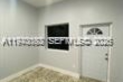House in Hialeah, Florida 1 bedroom, 148.36 sq.m. № 1997345 - photo 2