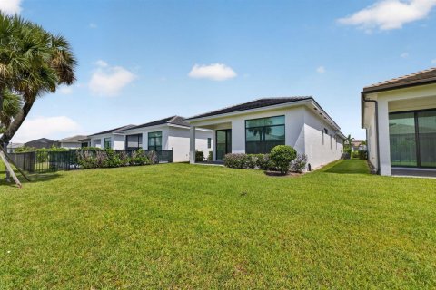 House in Port St. Lucie, Florida 4 bedrooms, 221.85 sq.m. № 2278985 - photo 6