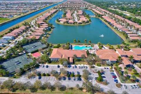 House in Port St. Lucie, Florida 4 bedrooms, 221.85 sq.m. № 2278985 - photo 18