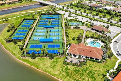 House in Port St. Lucie, Florida 4 bedrooms, 221.85 sq.m. № 2278985 - photo 17