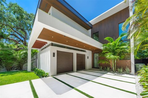 House in Miami, Florida 5 bedrooms № 2069548 - photo 2