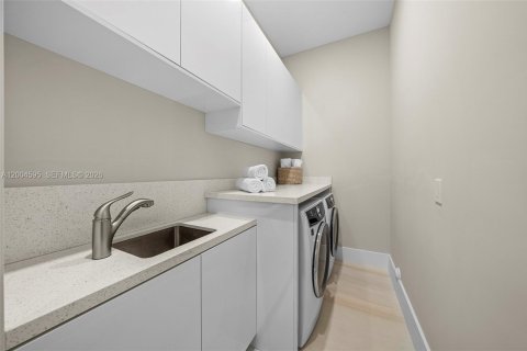 House in Miami, Florida 5 bedrooms № 2069548 - photo 19