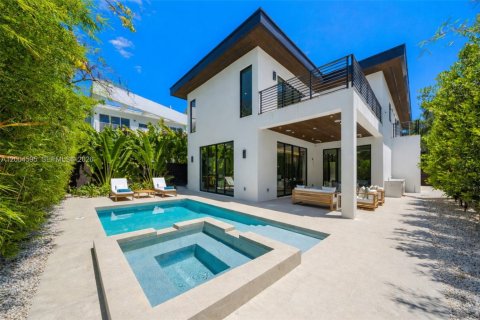 House in Miami, Florida 5 bedrooms № 2069548 - photo 17