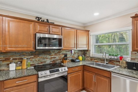 House in Coral Springs, Florida 4 bedrooms, 191.38 sq.m. № 2043279 - photo 12