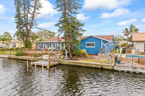 House in Saint Petersburg, Florida 3 bedrooms, 176.89 sq.m. № 1535013 - photo 9