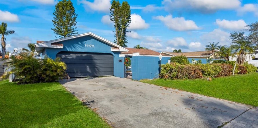 House in Saint Petersburg, Florida 3 bedrooms, 176.89 sq.m. № 1535013
