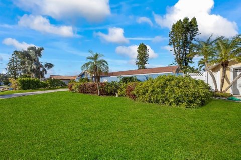 House in Saint Petersburg, Florida 3 bedrooms, 176.89 sq.m. № 1535013 - photo 2