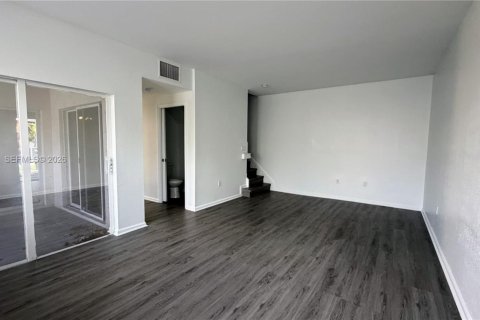 Снять в аренду кондоминиум в Майами-Гарденс, Флорида 3 спальни, 131.92м2, № 2030492 - фото 7