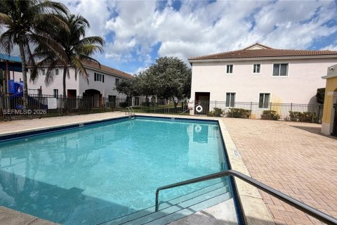 Кондоминиум с 3 спальнями в Майами-Гарденс, Флорида № 2030492