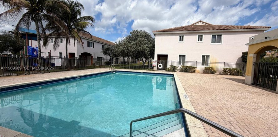 Кондоминиум с 3 спальнями в Майами-Гарденс, Флорида № 2030492