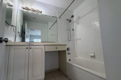 Снять в аренду кондоминиум в Майами-Гарденс, Флорида 3 спальни, 131.92м2, № 2030492 - фото 21