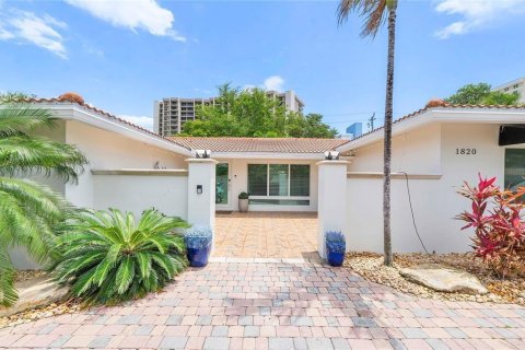 House in Pompano Beach, Florida 4 bedrooms, 241.27 sq.m. № 2158175 - photo 3