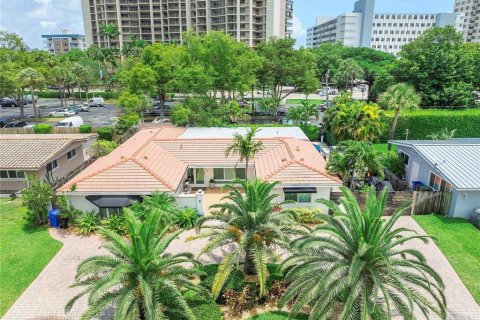 House in Pompano Beach, Florida 4 bedrooms, 241.27 sq.m. № 2158175