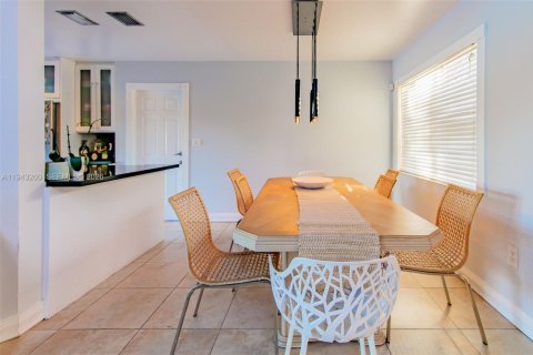 Villa ou maison à louer à Miami, Floride: 3 chambres, 145.86 m2 № 1999618 - photo 4