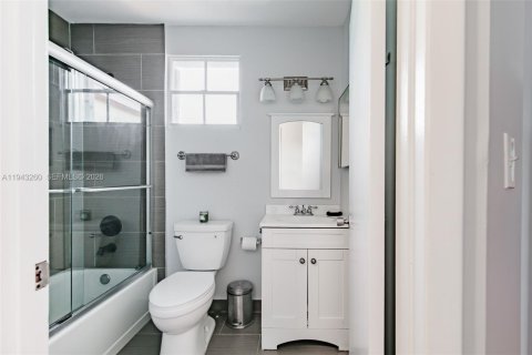 Villa ou maison à louer à Miami, Floride: 3 chambres, 145.86 m2 № 1999618 - photo 15