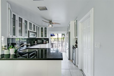 Villa ou maison à louer à Miami, Floride: 3 chambres, 145.86 m2 № 1999618 - photo 5