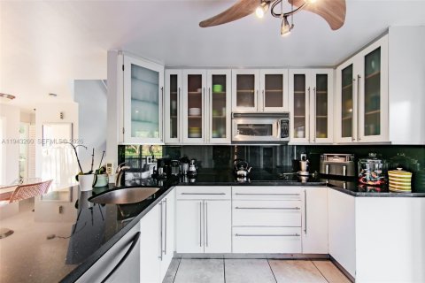 Villa ou maison à louer à Miami, Floride: 3 chambres, 145.86 m2 № 1999618 - photo 7