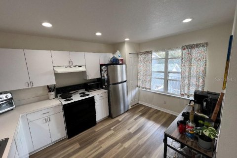Condo in Seminole, Florida, 2 bedrooms  № 1916679 - photo 17