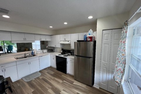 Condo in Seminole, Florida, 2 bedrooms  № 1916679 - photo 14