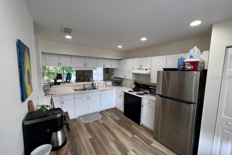 Condo in Seminole, Florida, 2 bedrooms  № 1916679 - photo 15