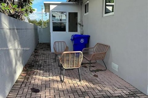 Commercial property in Miami, Florida 112.97 sq.m. № 2006198 - photo 10