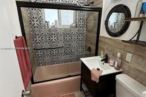 Commercial property in Miami, Florida 112.97 sq.m. № 2006198 - photo 8