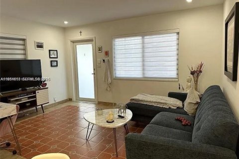 Commercial property in Miami, Florida 112.97 sq.m. № 2006198 - photo 2