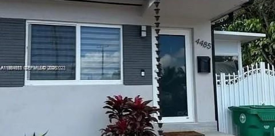 Commercial property in Miami, Florida 112.97 sq.m. № 2006198