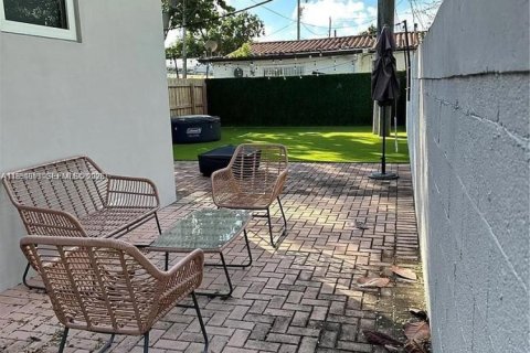 Commercial property in Miami, Florida 112.97 sq.m. № 2006198 - photo 11