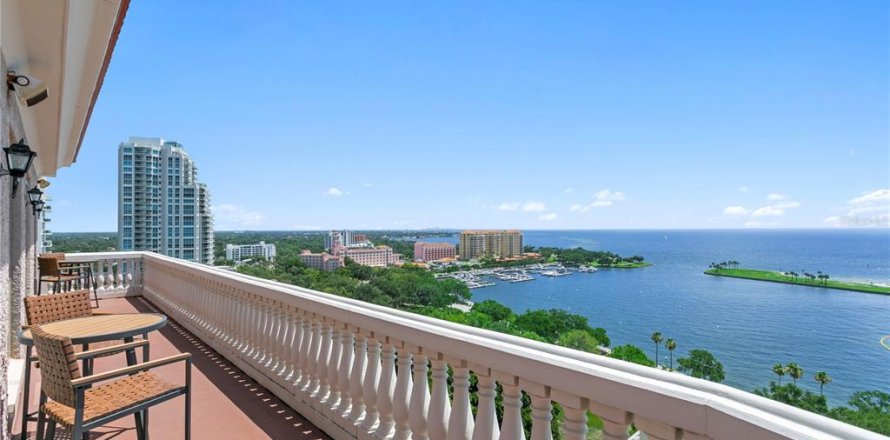 Condo in Saint Petersburg, Florida, 3 bedrooms  № 2200878