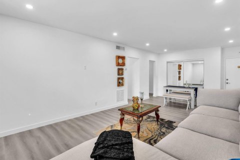 Condo in Pompano Beach, Florida, 2 bedrooms № 2082597 - photo 17
